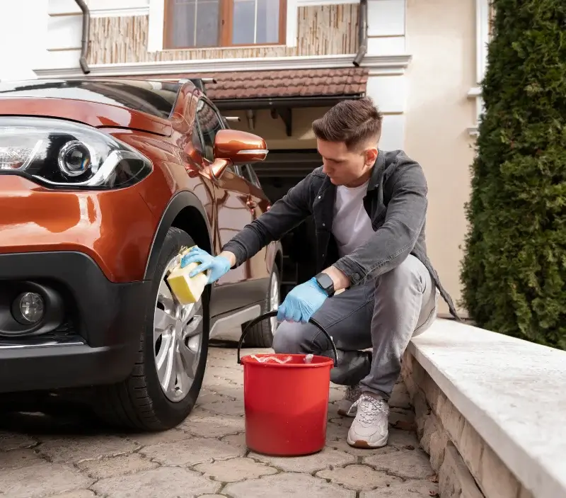 Lavage auto à domicile Friesen : professionnel intervenant sur un véhicule
